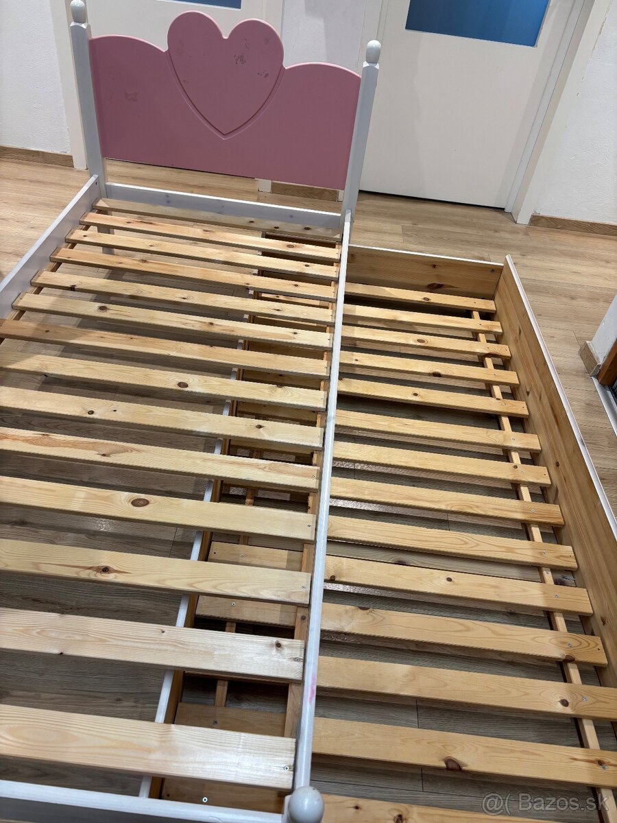 Dievčenská drevená rozťahovacia posteľ