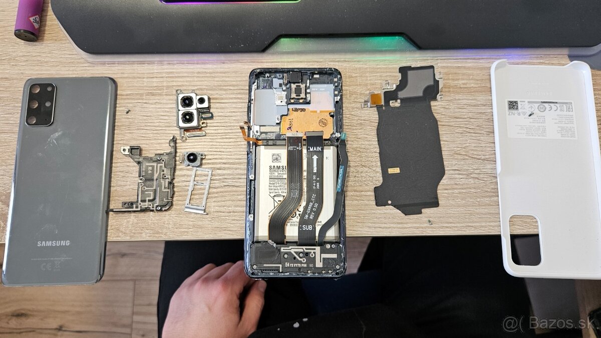 Samsung Galaxy S20 Plus - väčší, na diely