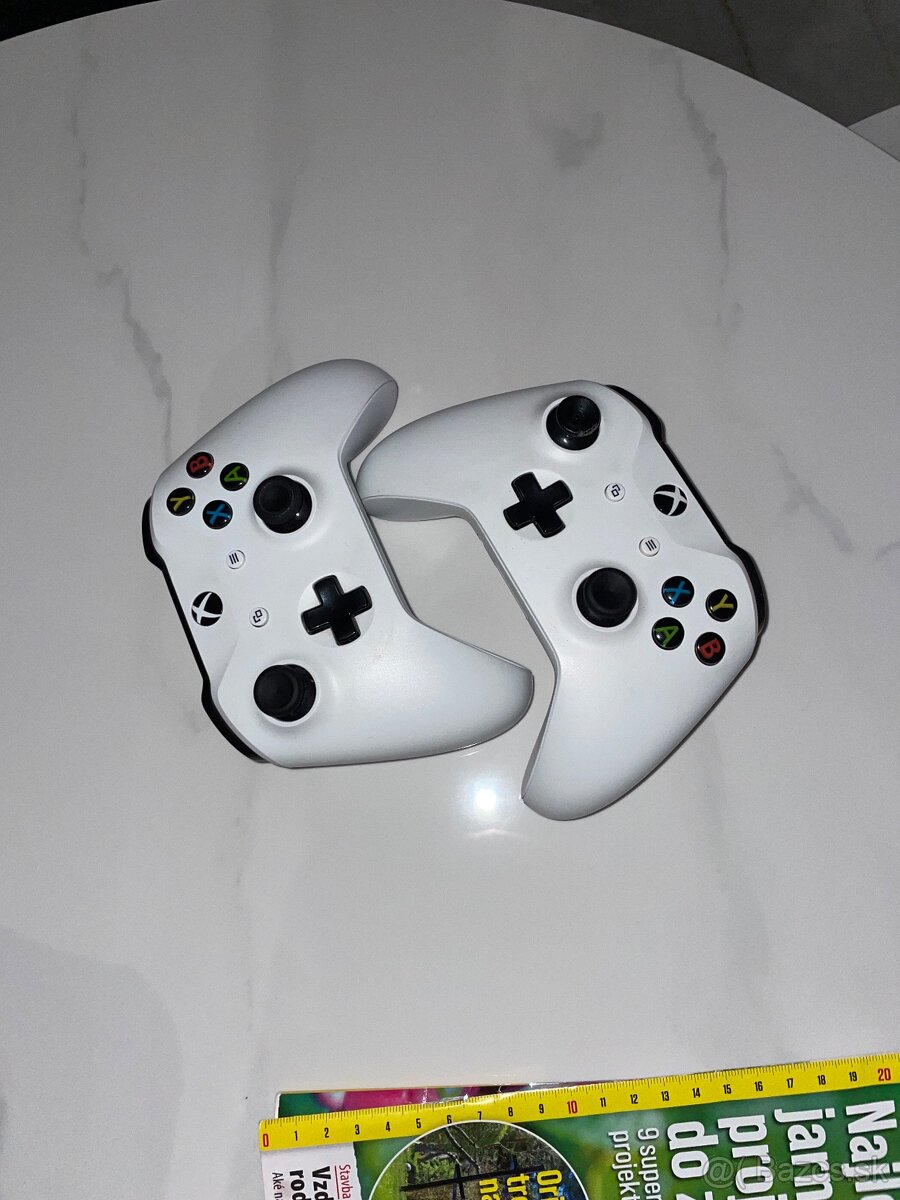 Predam xbox one s bez mechaniky plus 2 ovladace