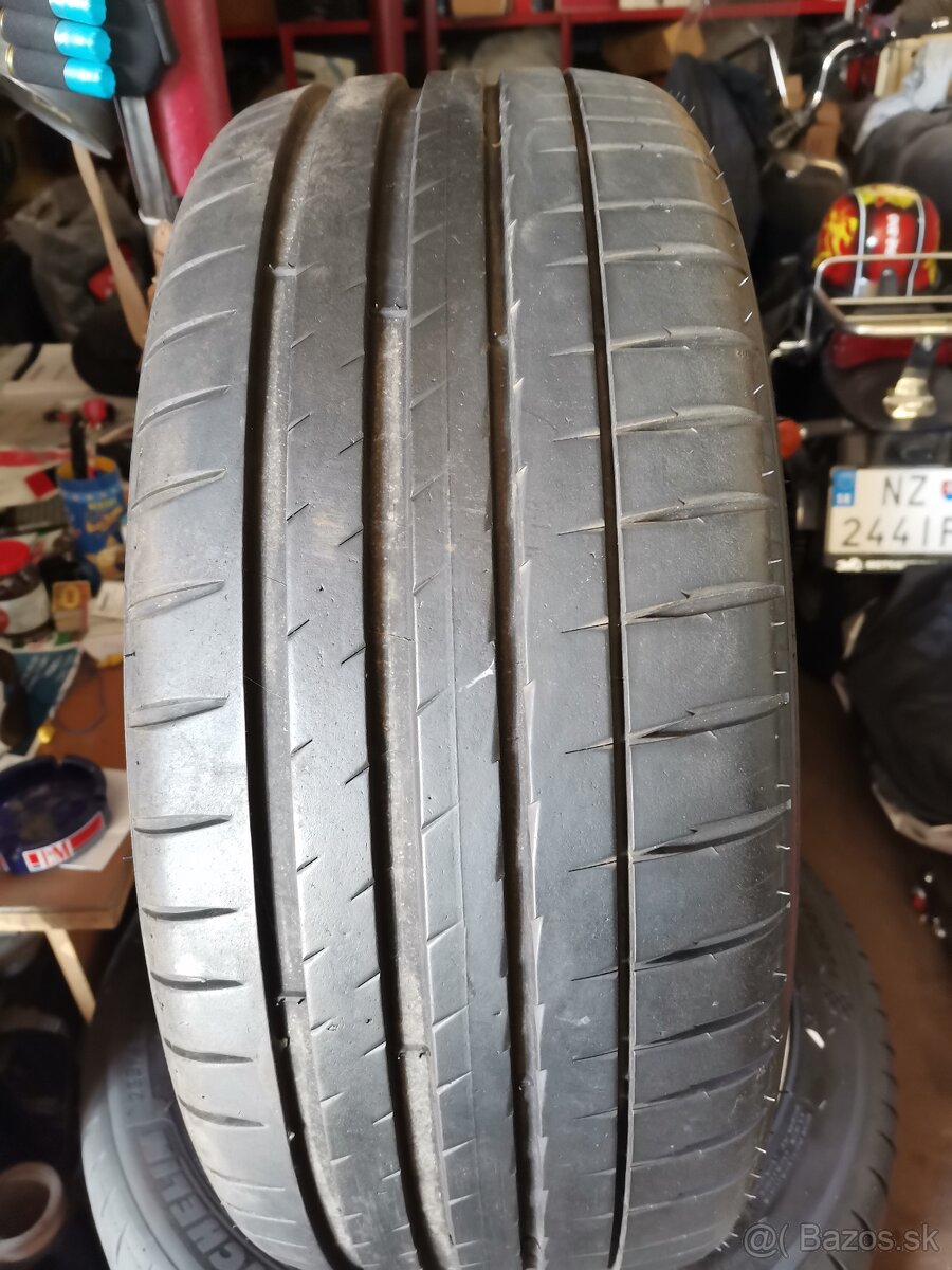 Pneu 235/45 17