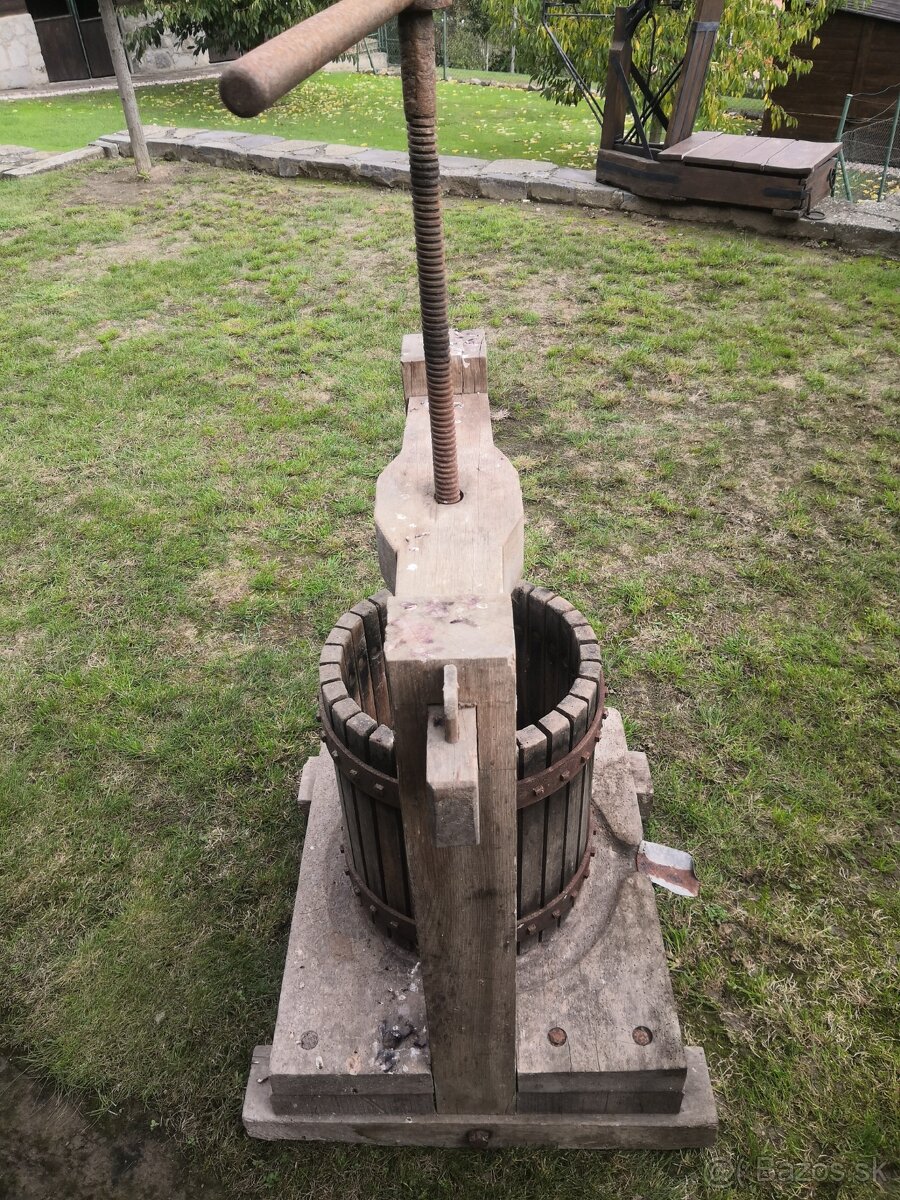 Drevený preš na hrozno