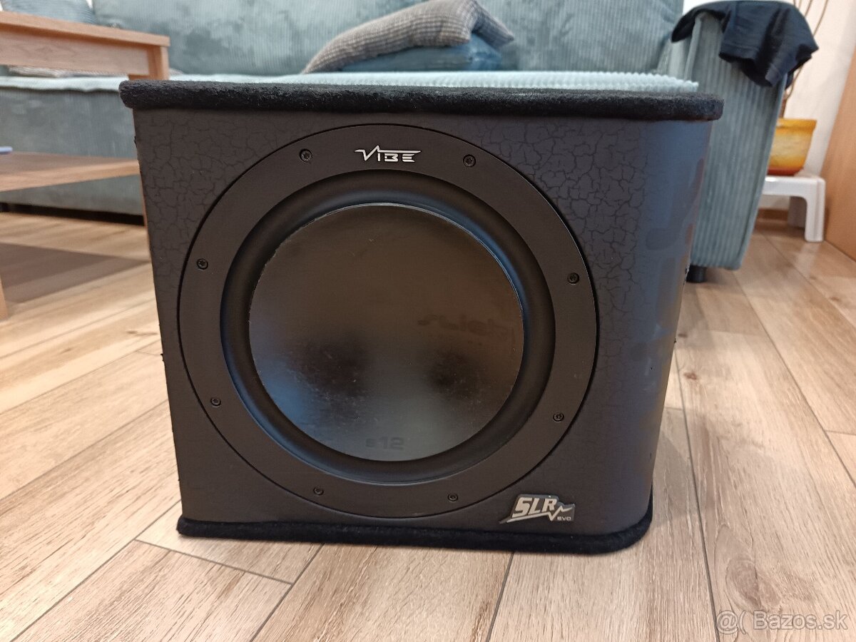 Subwoofer so zosilovačom do auta