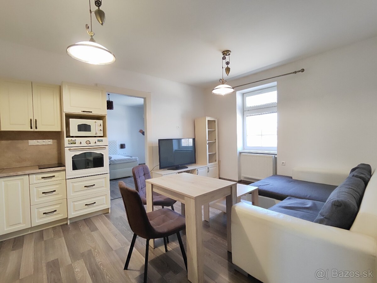 Na predaj: Moderný 2 izbový byt v centre Lučenca