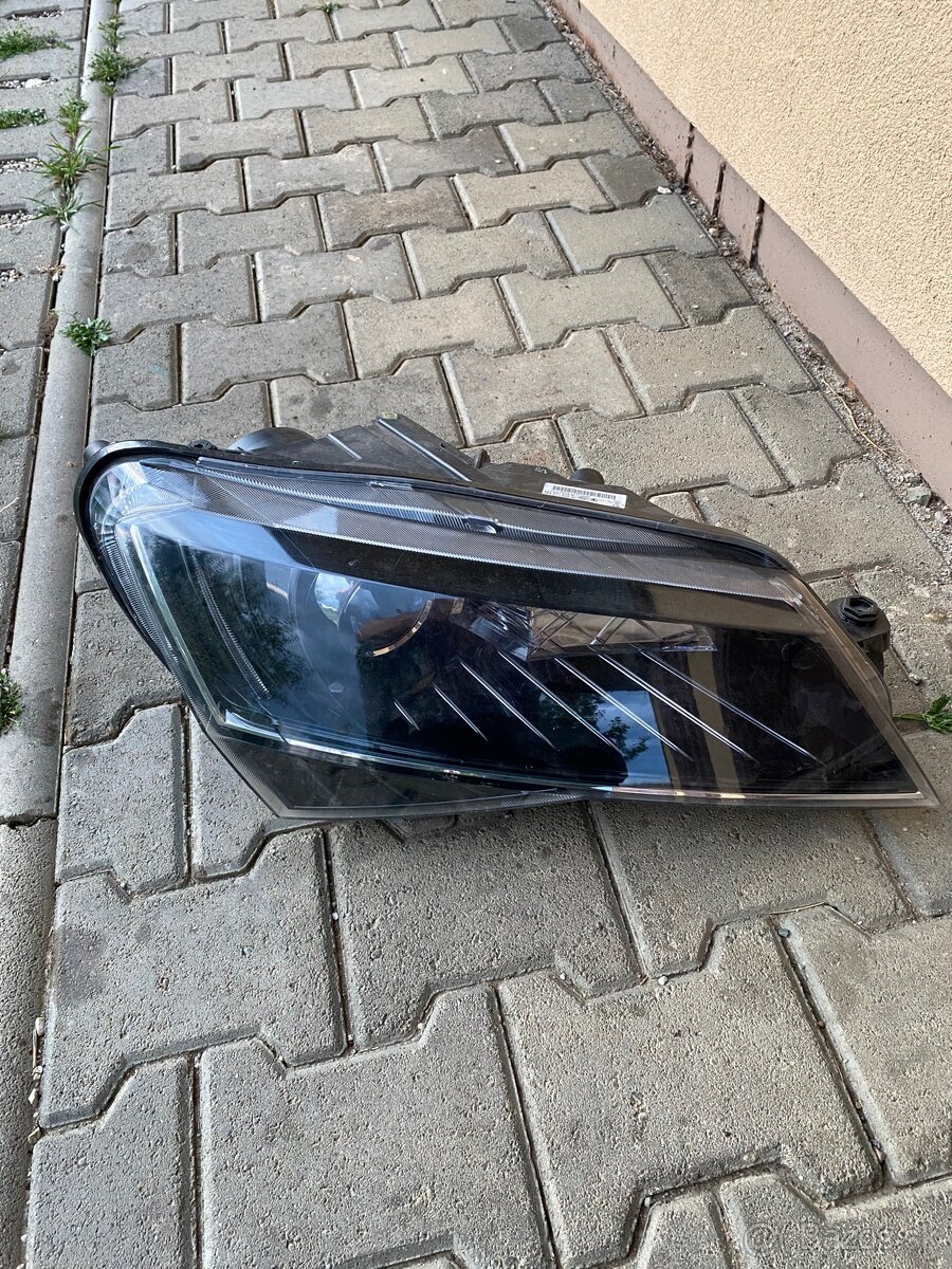 Superb 3 prave predné svetlo svetlomet predfacelift originál