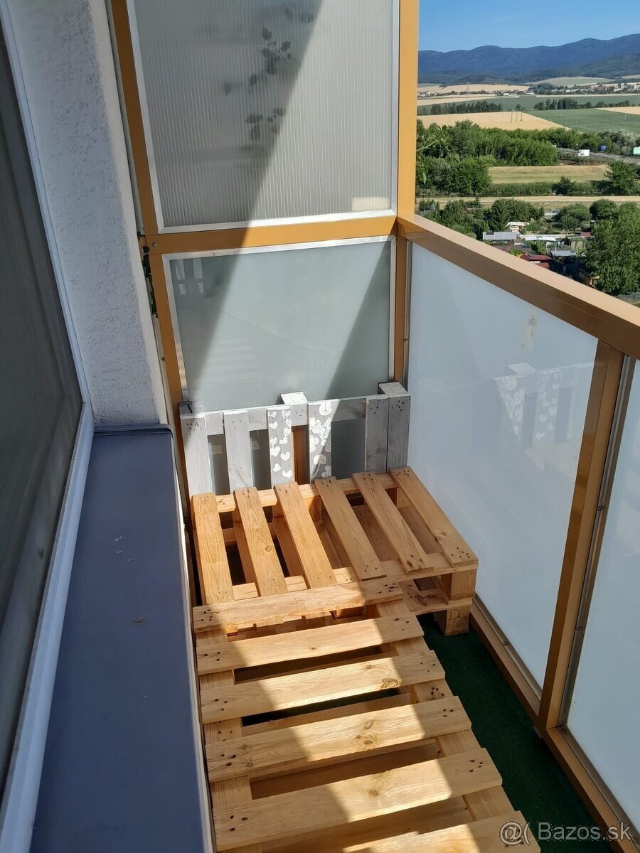 Garsónka s balkónom