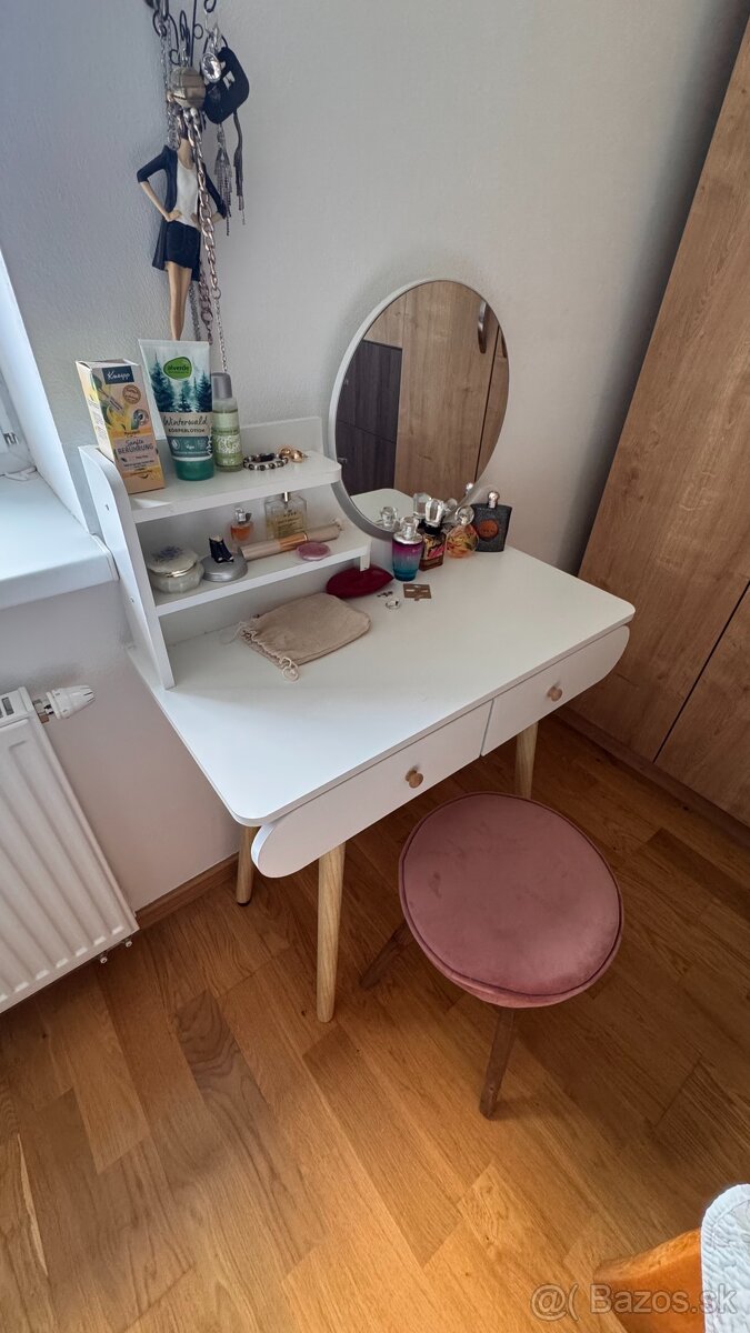 Kozmetický toaletný stolík biely so zrkadlom