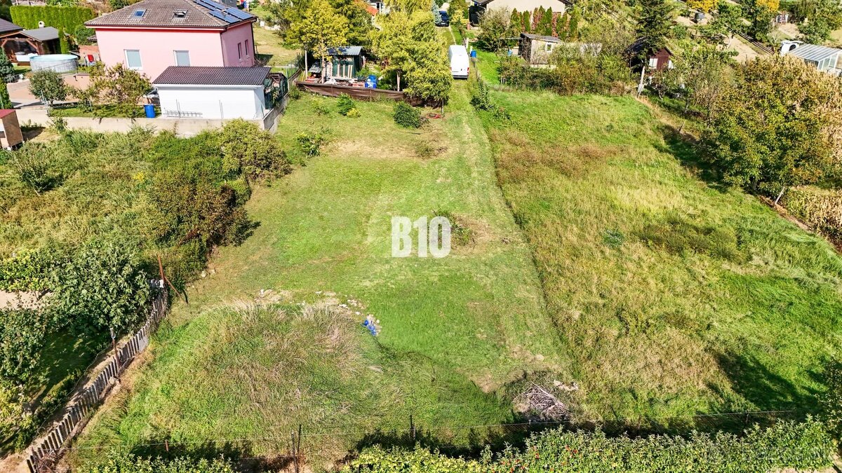 Stavebný pozemok so stavebným povolením - Janíkovce - 729 m2