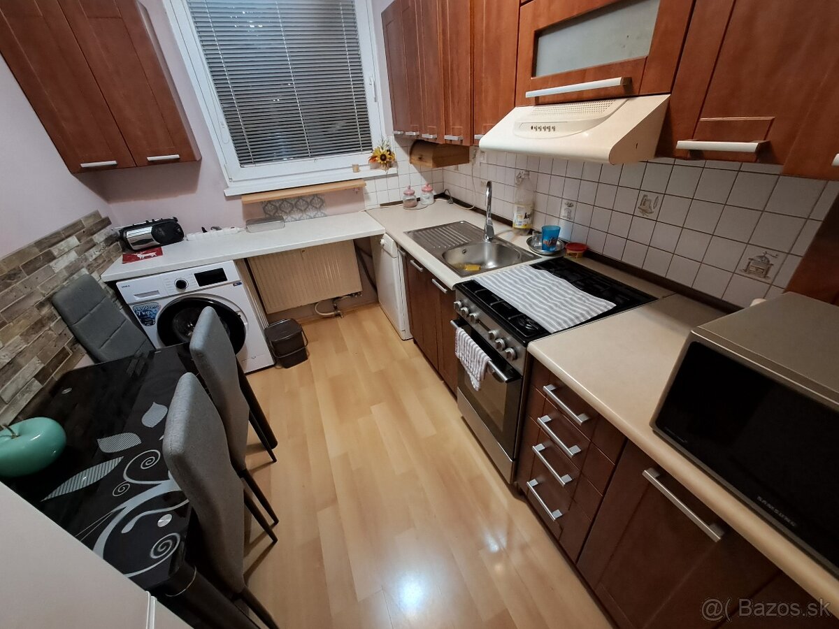 3-izbový byt čiastočne prerobený, kúsok od centre Vrútok