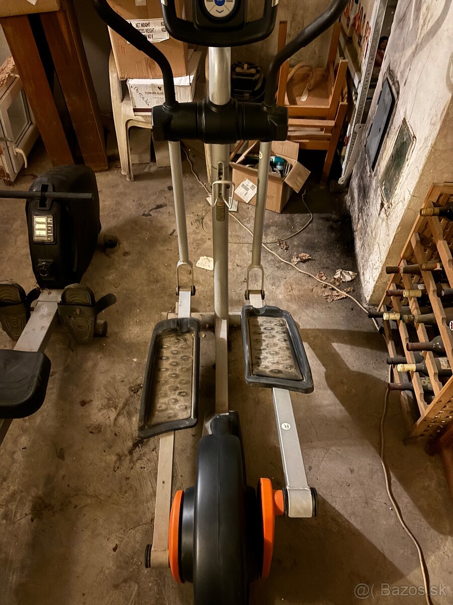 Elipticky trenazer a veslovaci trenazer