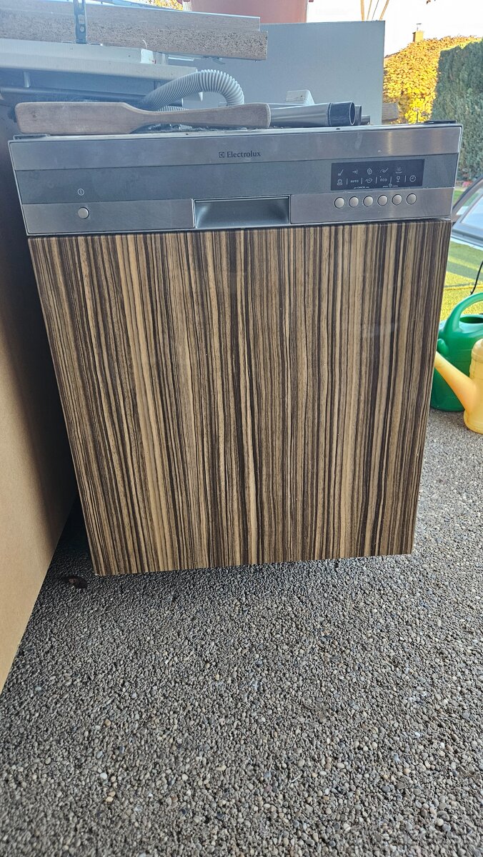 Umývačka riadu. Teplovzdušná rúra. Indukčná doska