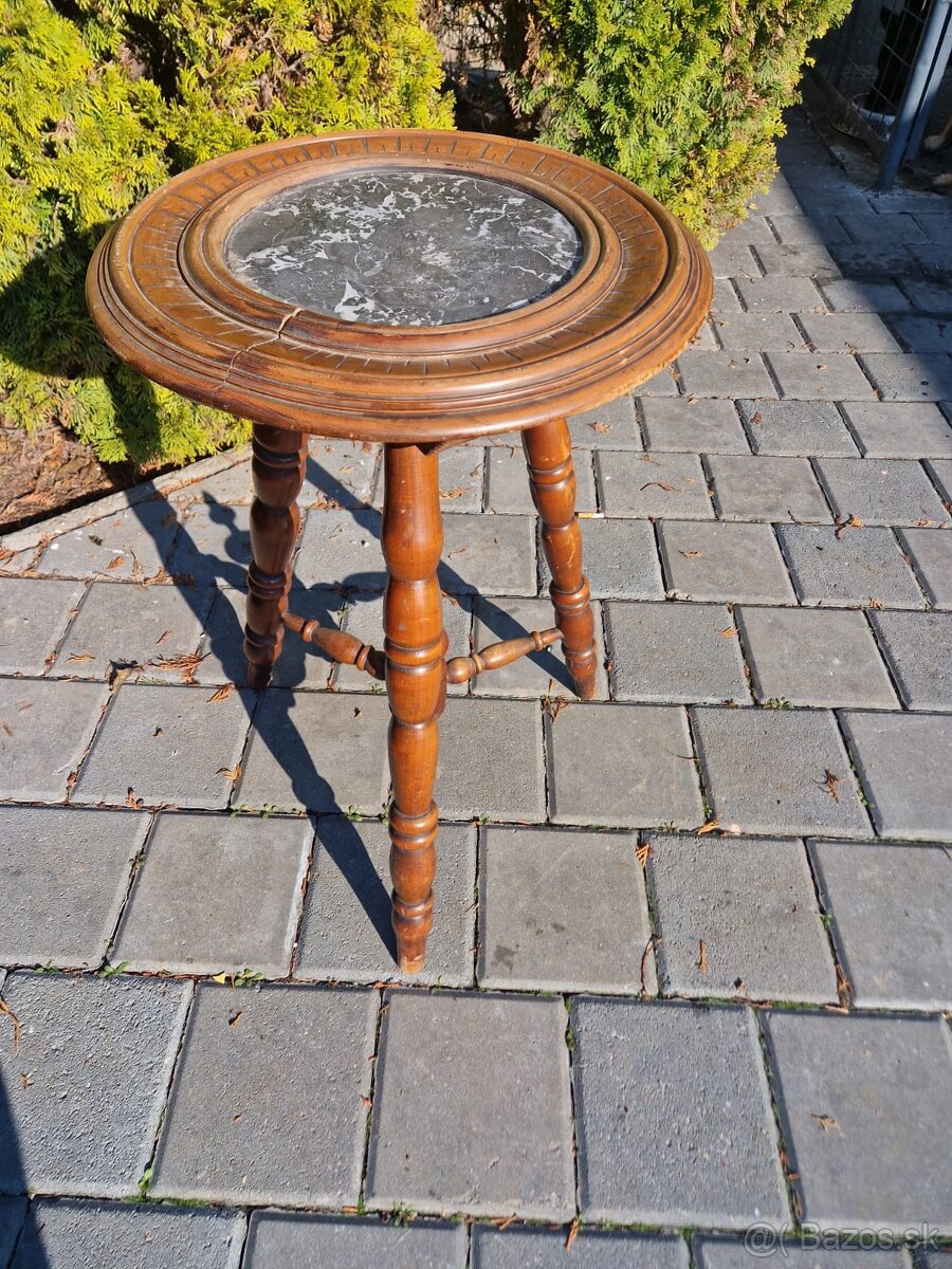 Okrúhly odkladací stolík s mramorovou vložkou