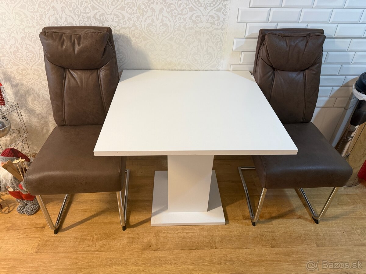 Stôl + 2 stoličky