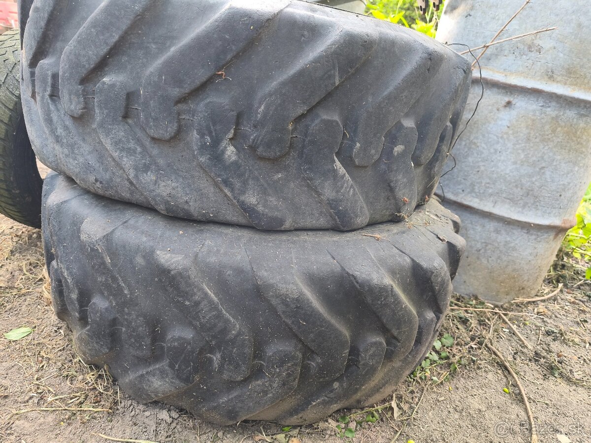Pneu 12,5x18 na vlečku, traktorbager