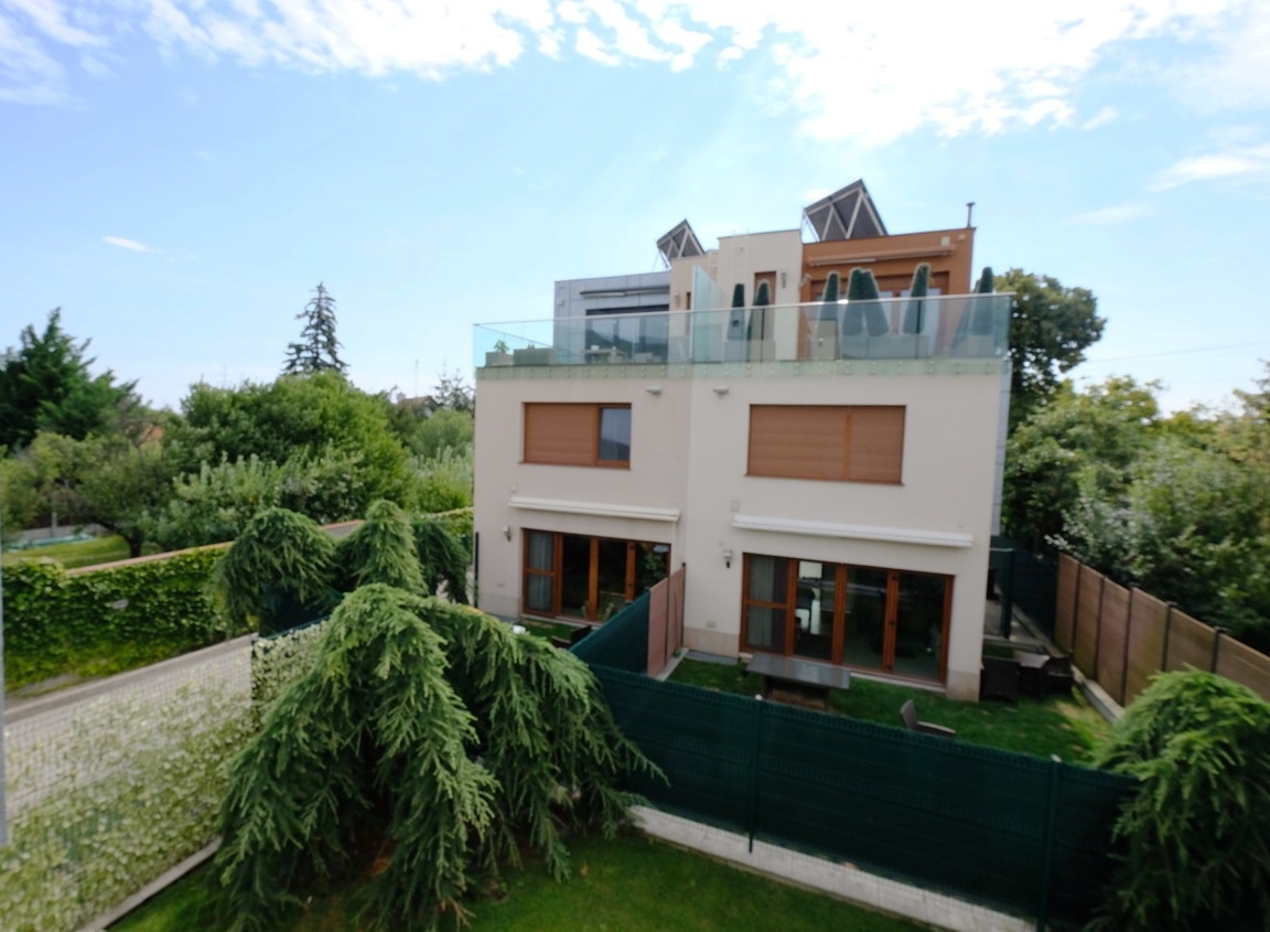 Luxusný 5i RD, 2x parking, 2x TERASA, 3x kúpeľňa, Pezinská
