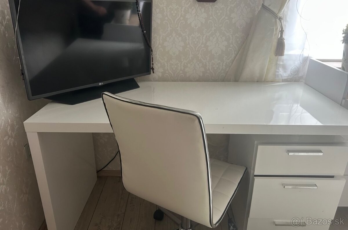 Pracovný biely stol a biela stolička