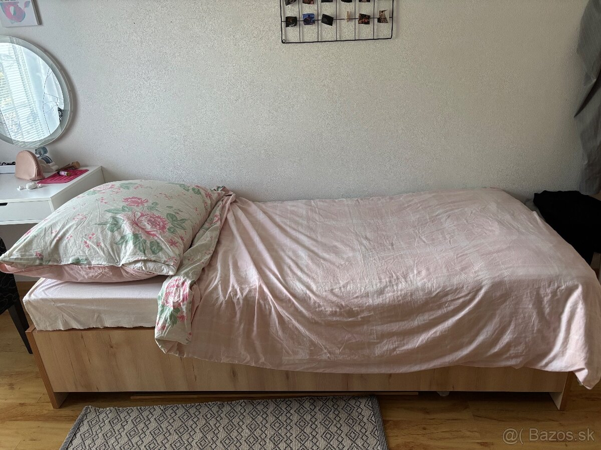 Drevená posteľ