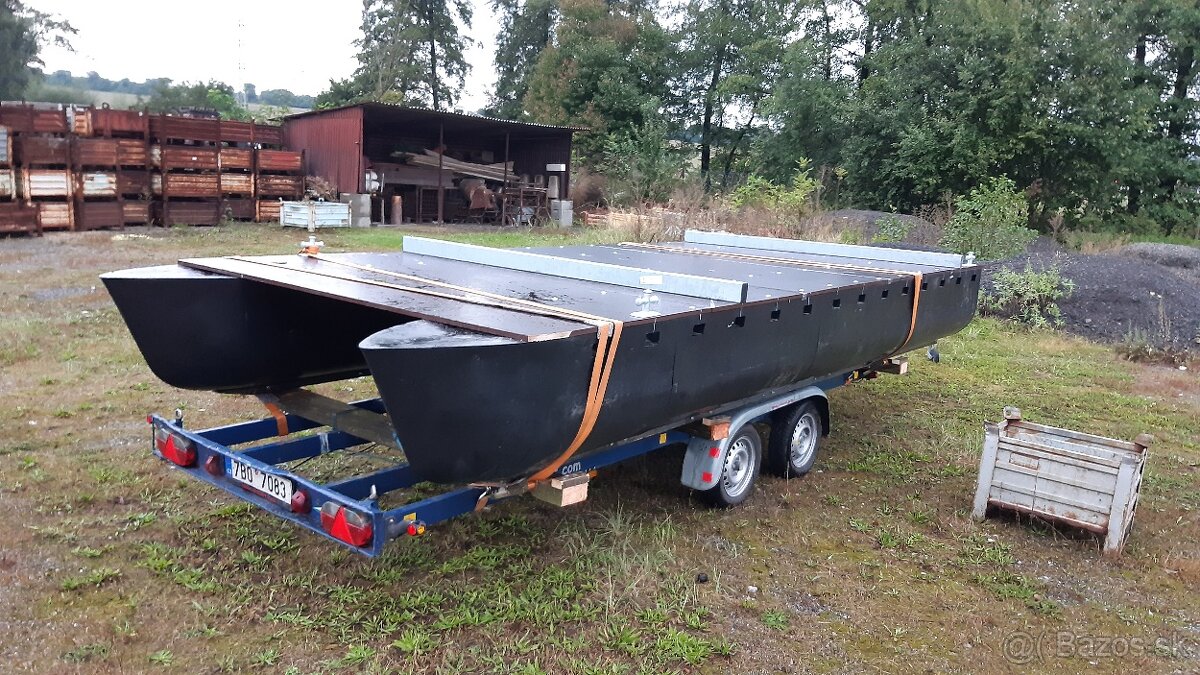 Hausbot plaváky katamarán trimarán párty ostrovček