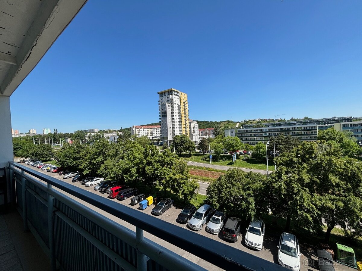 1i. byt 38m, Karloveská ul., loggia 7m, 4/7p., ihneď voľný