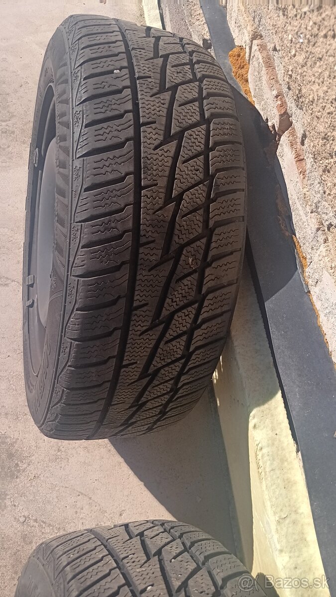 PREDÁM PNEU. 205/55/R16 CELOROČNÉ DEZÉN. 7.8MM