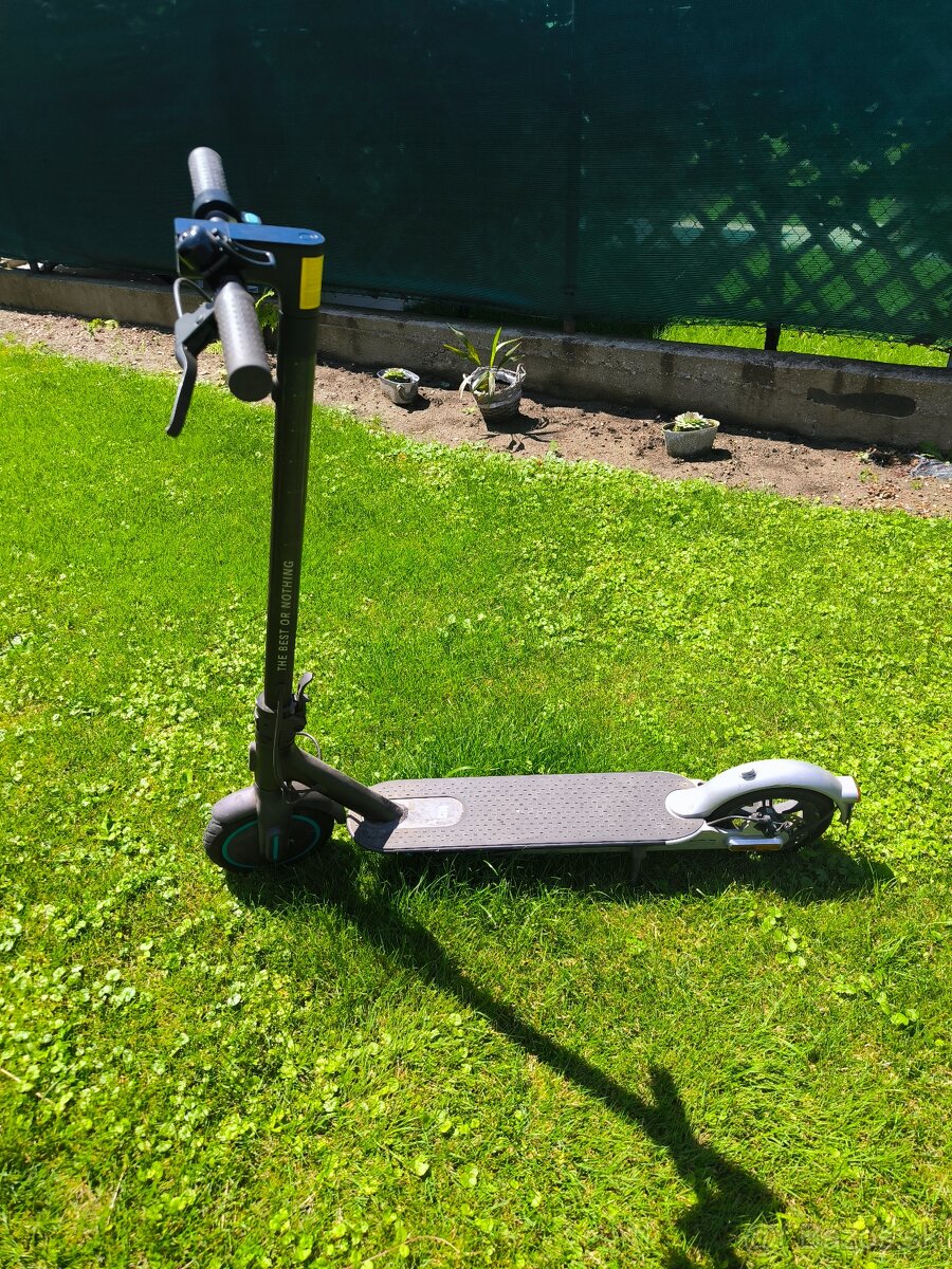 xiaomi-mi-electric-scooter-pro-2-mercedes-f1-team-edition