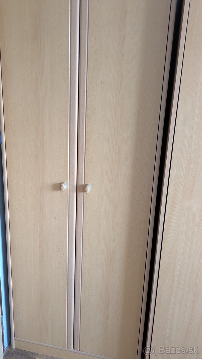 Darujem bledú skriňu policovu aj rohovu policu