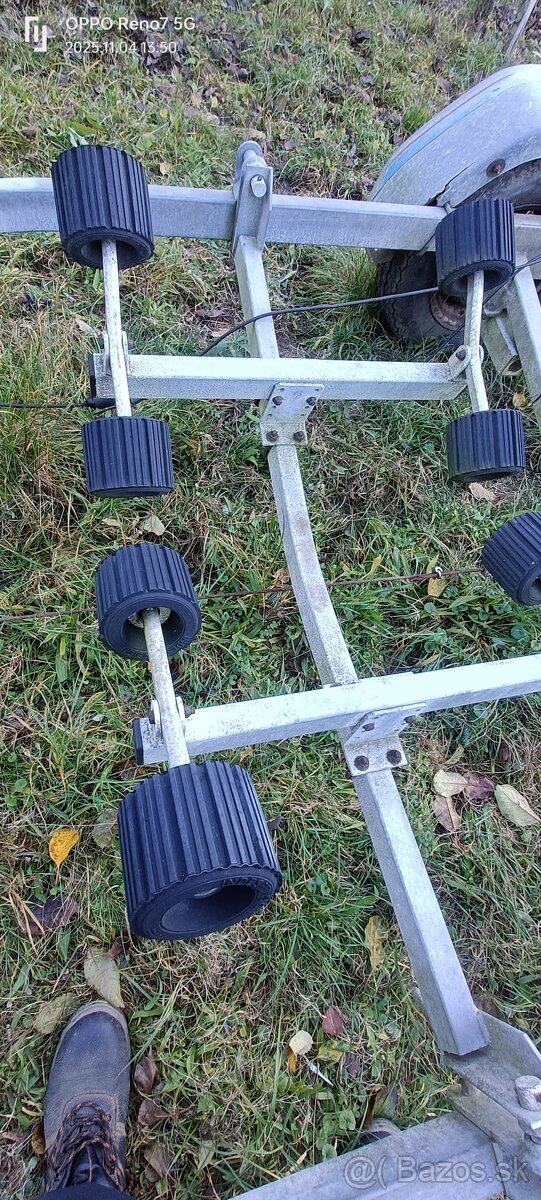 Prívesný vozík na loď