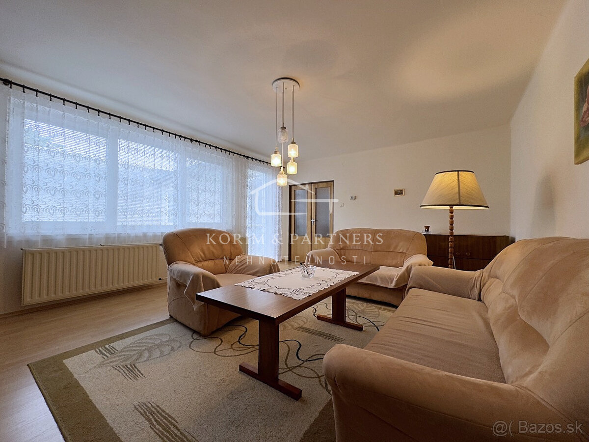 Zaujímavý rodinný dom s menším átriovým dvorom, Komárno