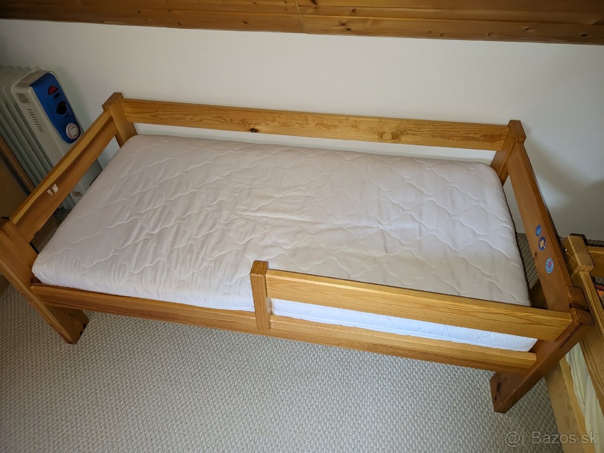 Detská drevená posteľ