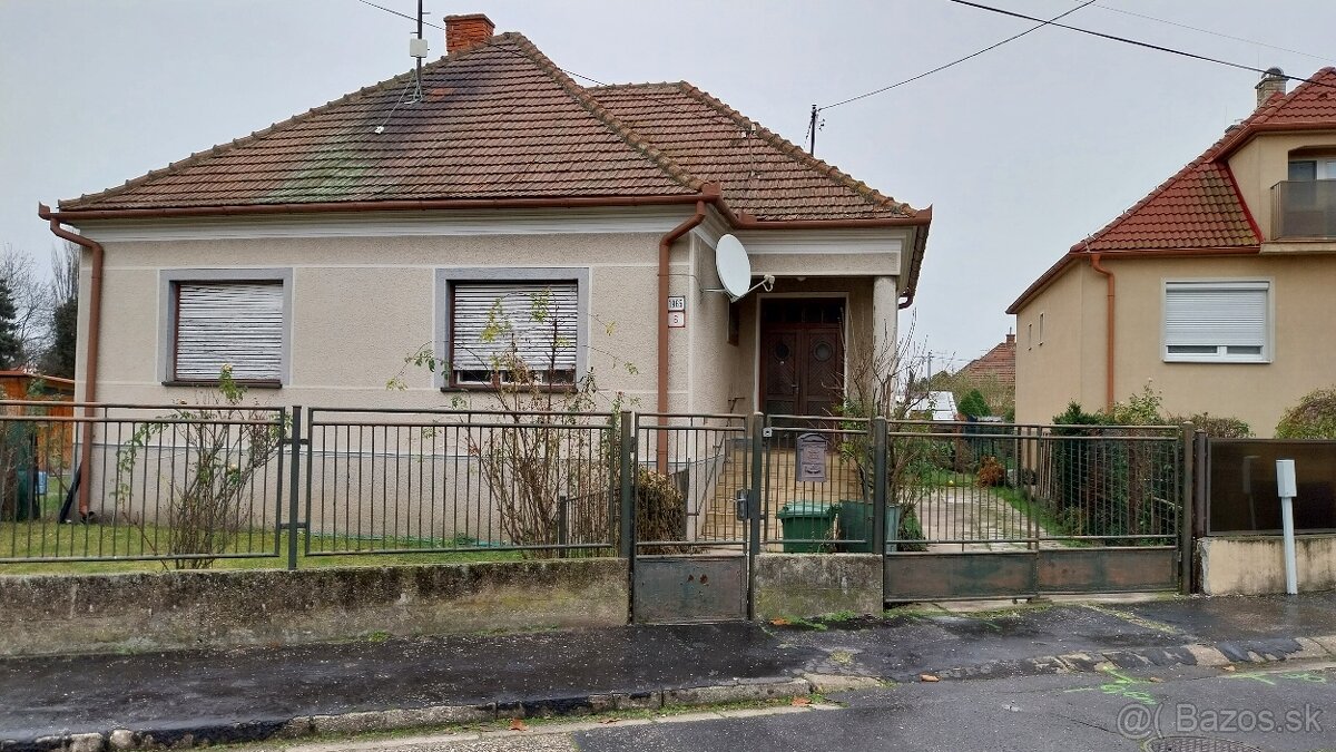 Na predaj podpivničený RD v Komárne, na Leteckom poli.