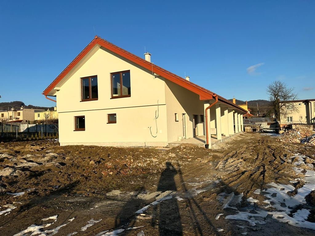 Priestranný tehlový rodinný dom