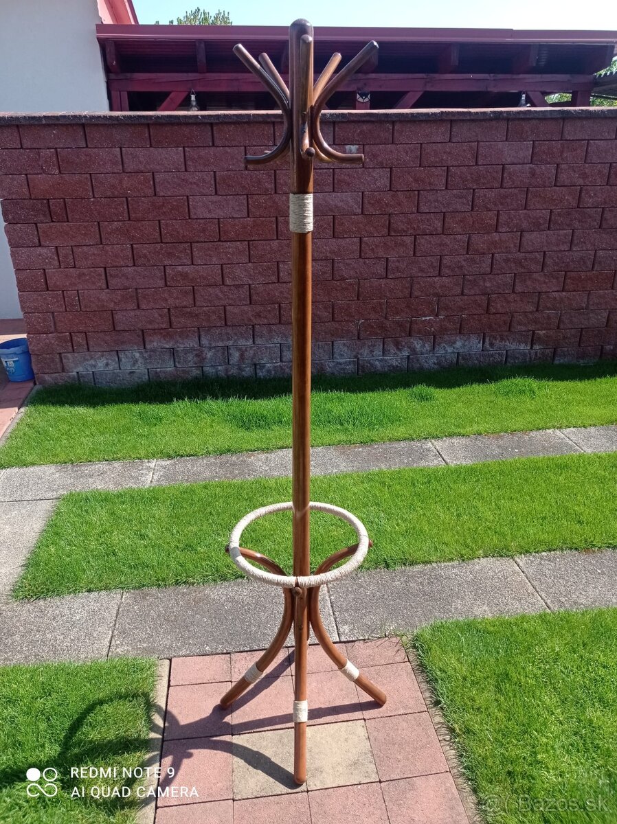 Retro drevený Vešiak