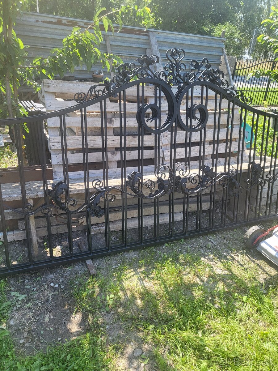 Ozdobná kovaná dvojbrána