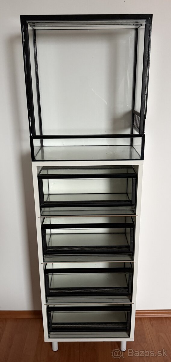 Policová skrinka a 5 terárií