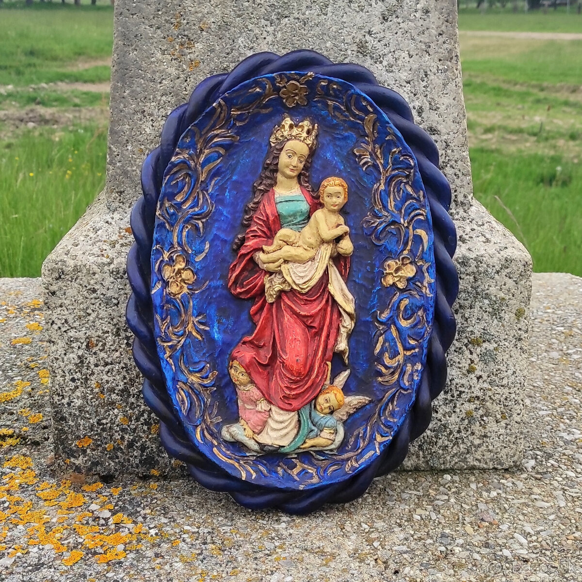 Reliéf Panna Mária s Jezuliatkom, modrá, výška 32 cm