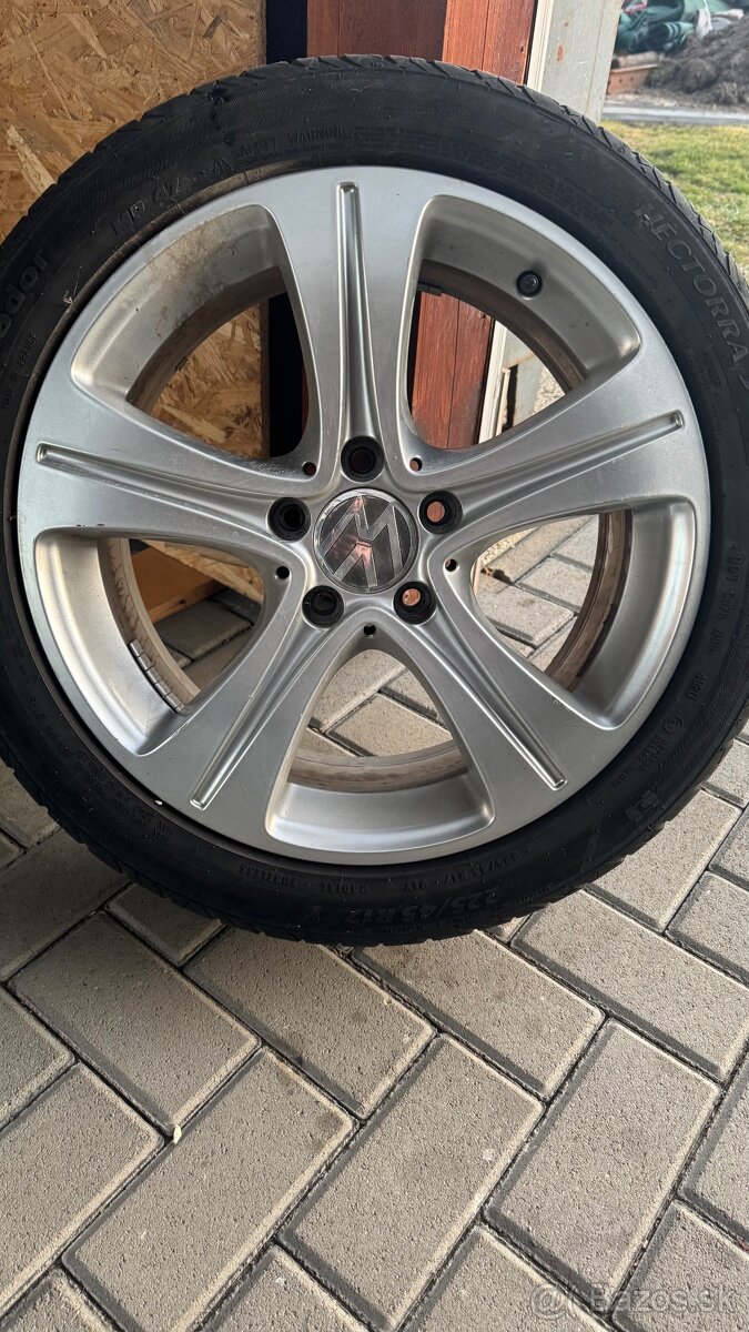 Elektrony VW Golf R17 s letnými pneumatikami