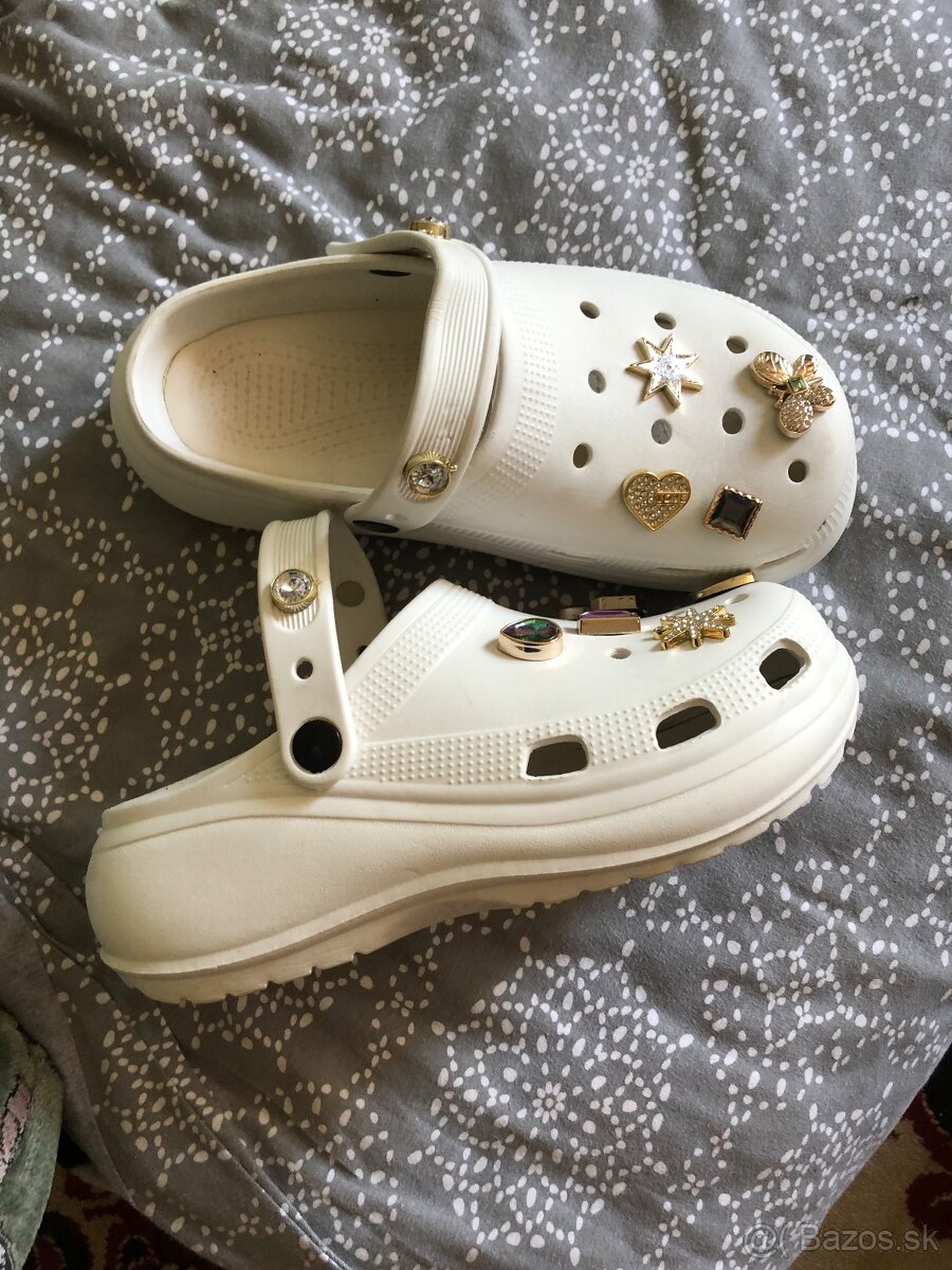 „Crocs-style” šľapky s krásnymi doplnkami