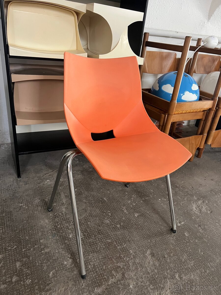plastová stolička s kovovými nohami