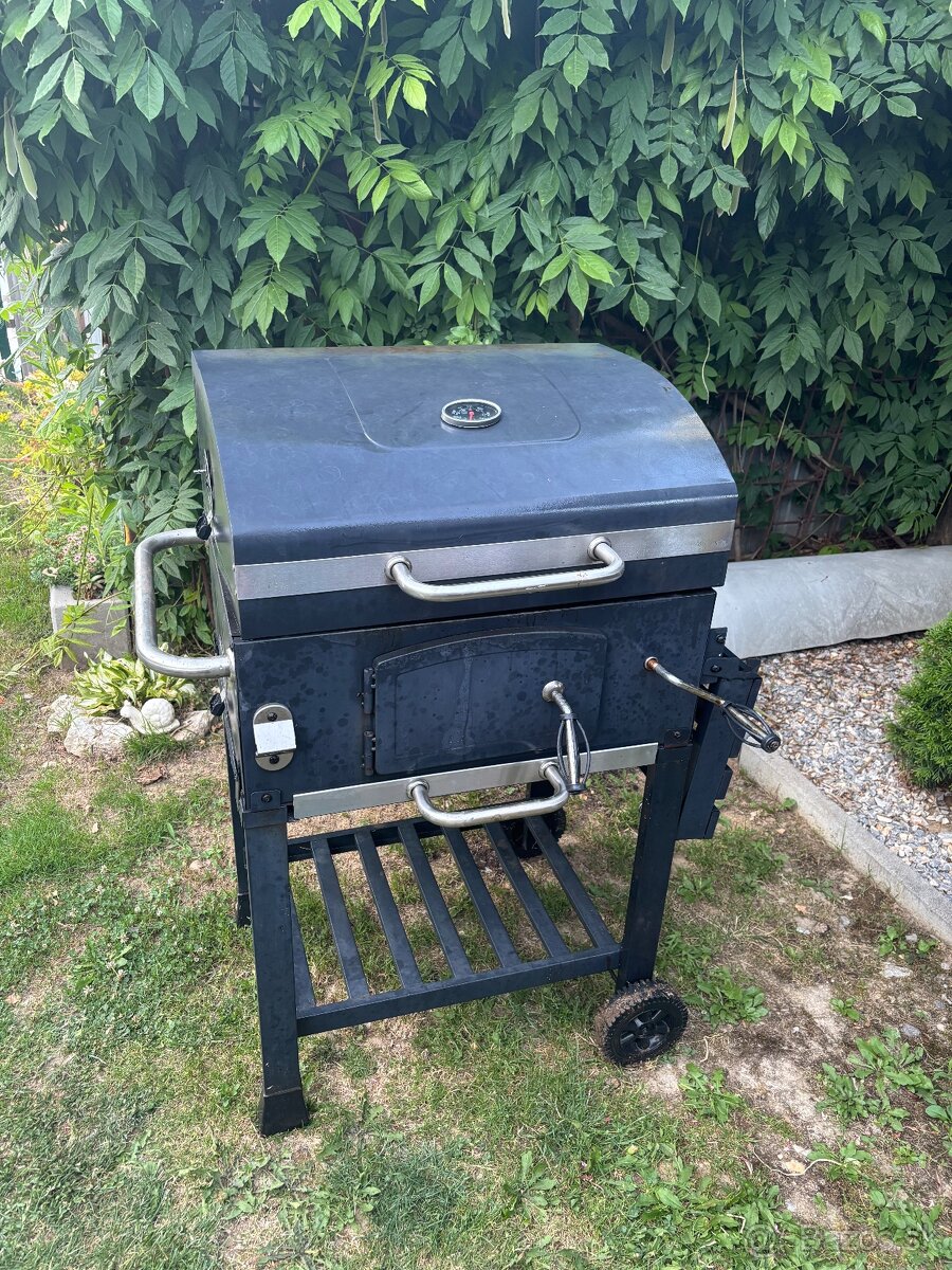Gril na drevené uhlie