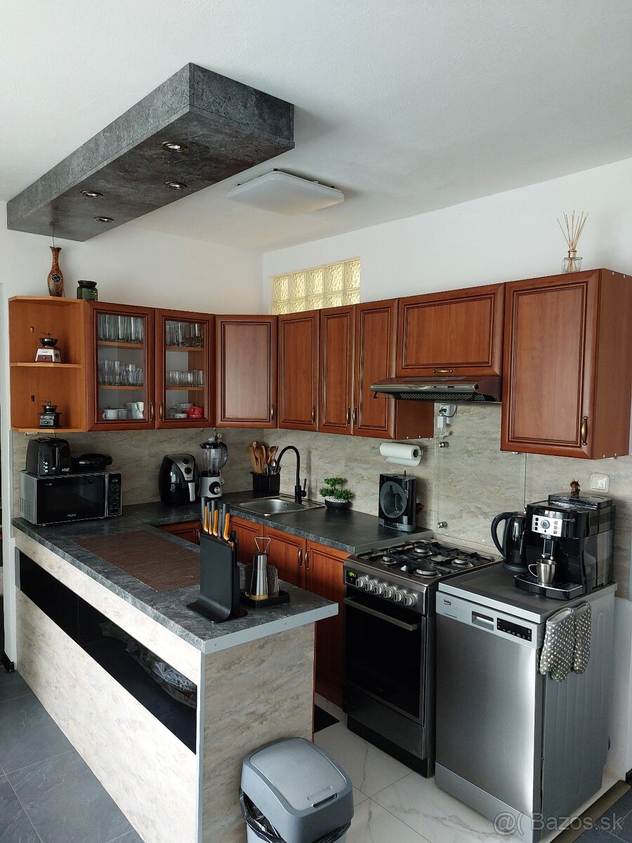 Predam vrchne skrinky z kuchynskej linky.