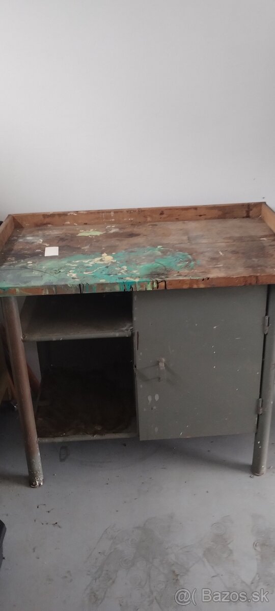 Predám ponk, kovovú skriňu, motor s prevodovkou na mlynček