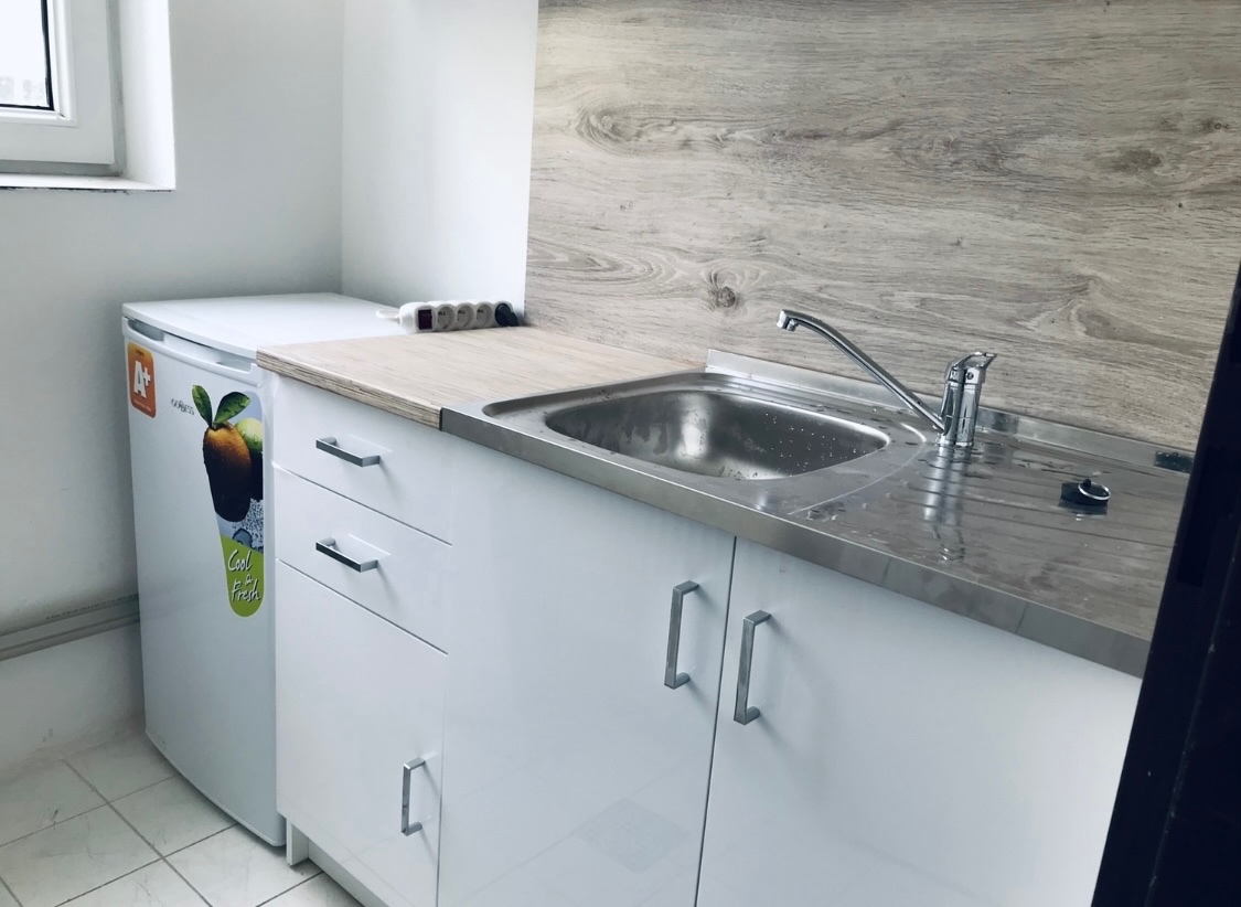 Kuchynská linka s pracovnou doskou a drezom