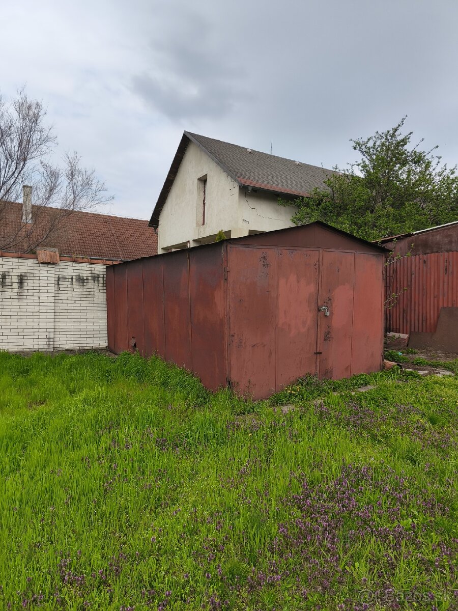Plechova stavebna buda
