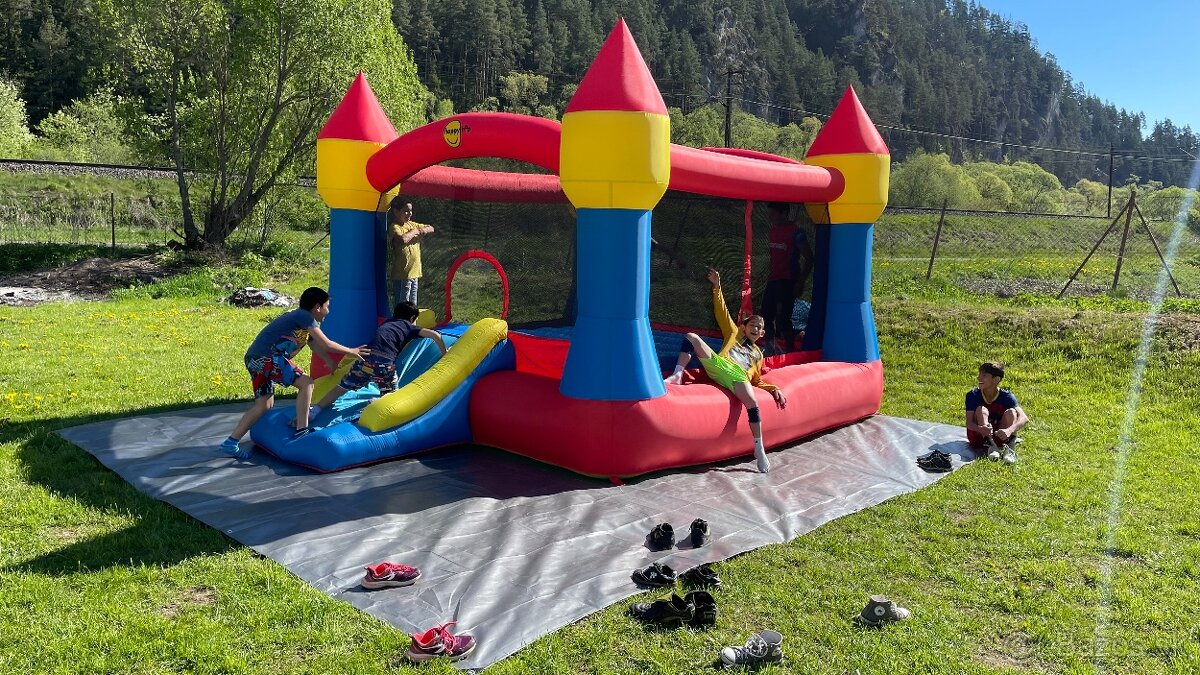 Kúpacia kaďa a skákací hrad