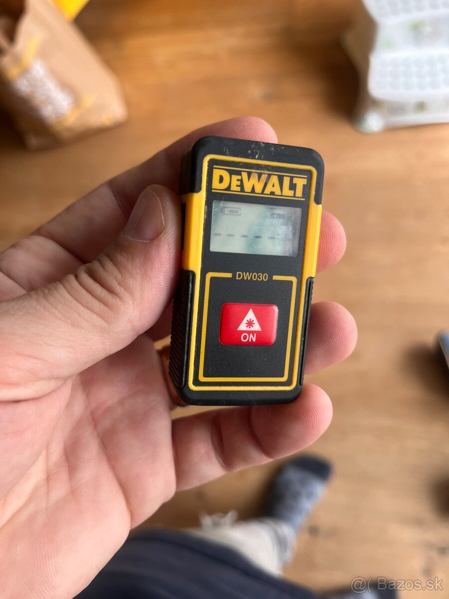 Laserovy merac Dewalt DW030