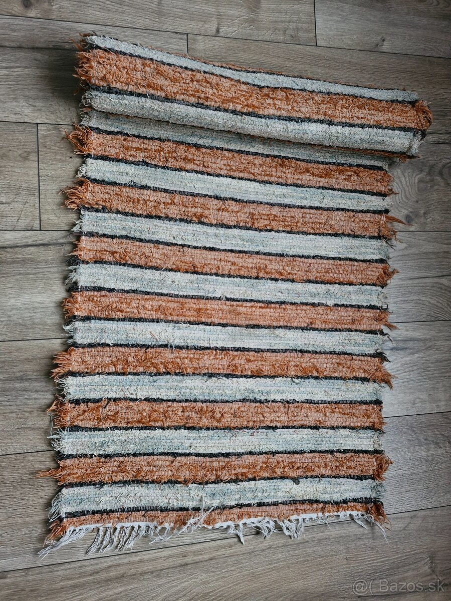 Tkaný koberec
