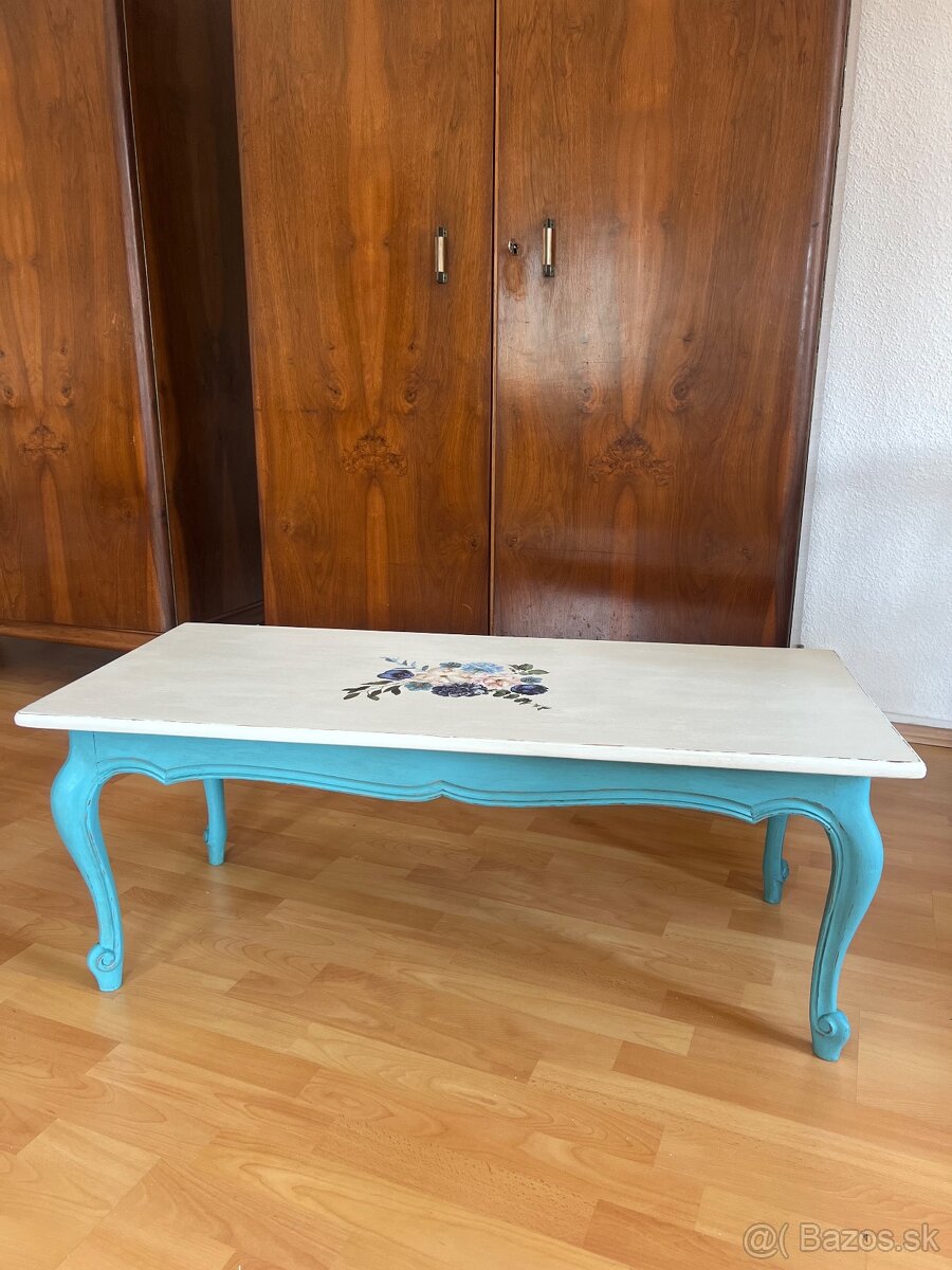 Maľovaný drevený konferenčný stolík