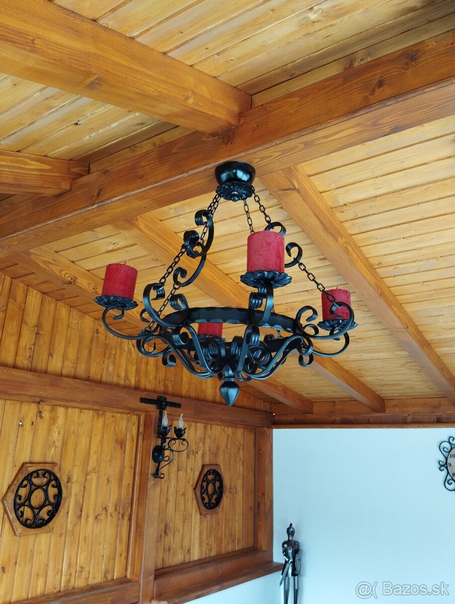 Kovaný dekoratívny luster