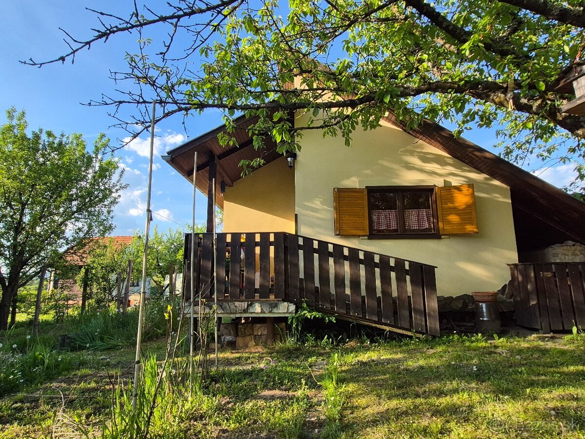Murovaná chatka so záhradkou vo Vinici