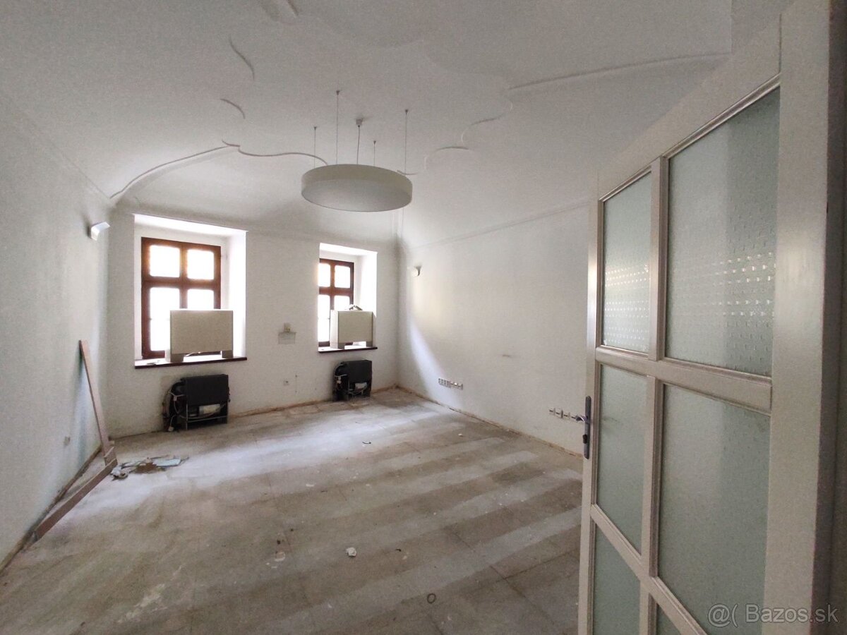 Priestor na prízemí, s vlastným vstupom 79,15m2 v centre na