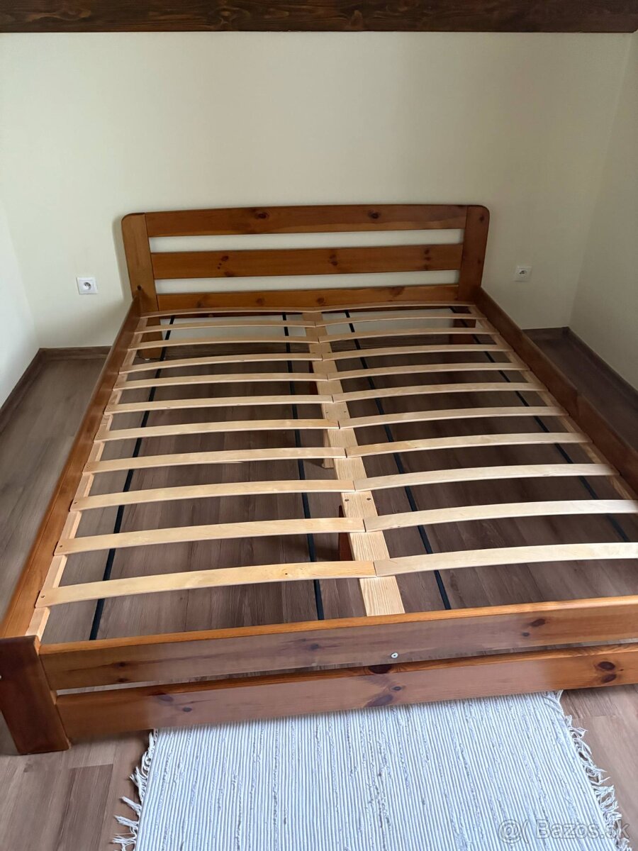 Postel s matracmi